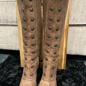 Frye Adrienne leather light brown button zipper boots size 6.5